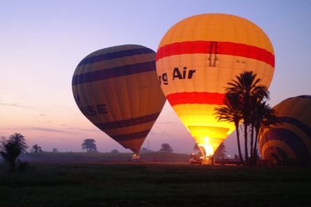 Balloon flight in the desert